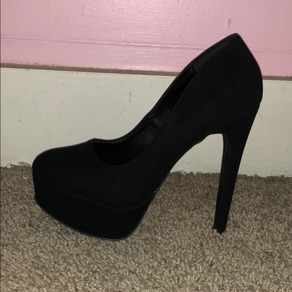 Black sued pumps